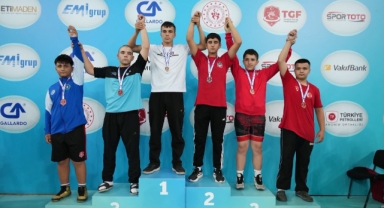 Güreşte Yıldırım rüzgarı