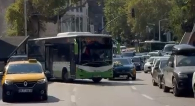 Halk otobüsü düğün konvoyunun önünü kesti