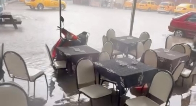 Karacabey'de şiddetli yağmur yolları göle çevirdi