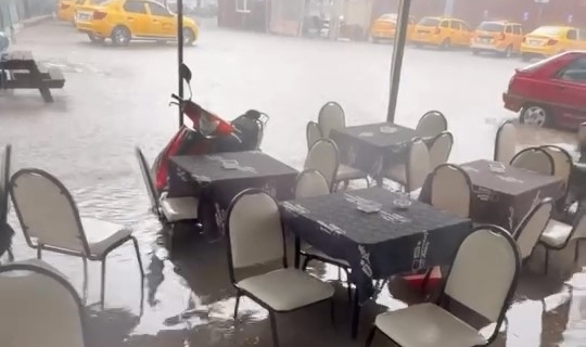 Karacabey'de şiddetli yağmur yolları göle çevirdi
