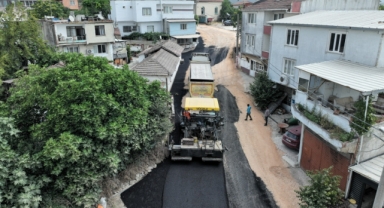 Karacabey'in Yenikaraağaç Mahallesi'nde yollar yenileniyor