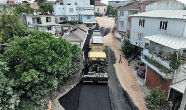 Karacabey'in Yenikaraağaç Mahallesi'nde yollar yenileniyor