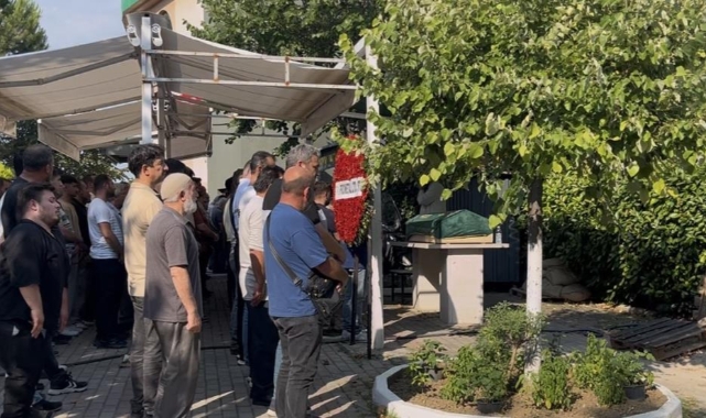 Kazazedeye yardım ederken ölen genç toprağa verildi