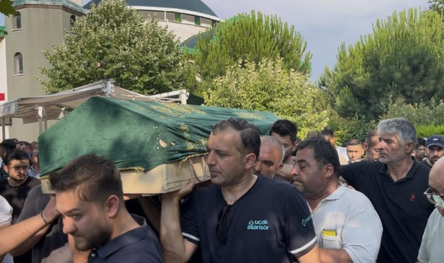 Kazazedeye yardım ederken ölen genç toprağa verildi