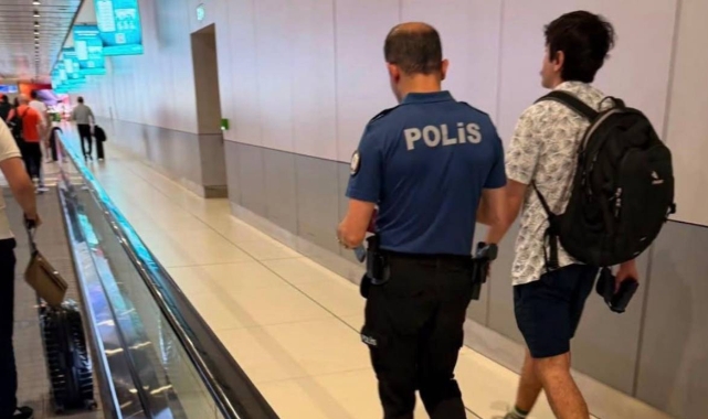 Komedyen Deniz Göktaş havaalanında gözaltına alındı