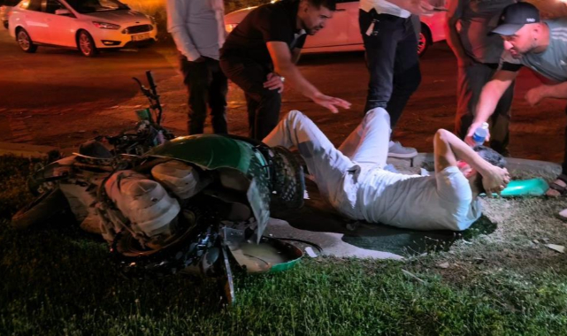 Kontrolden çıkan motosiklet yön levhasına çarptı