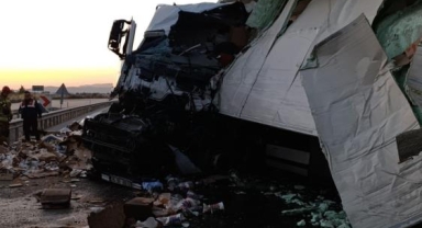 Köprü'nün beton bariyerine çarpan sürücü can verdi
