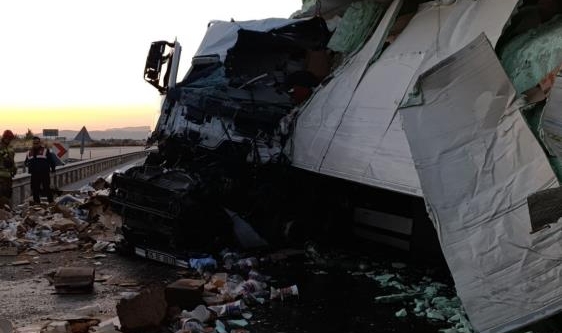 Köprü'nün beton bariyerine çarpan sürücü can verdi