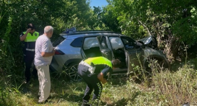 Lastiği patlayan cip şarampole uçtu: 3 yaralı