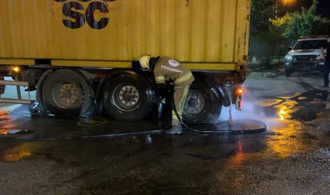 Lastik sebebiyle yanan tırı 10 kilometre sürüp itfaiyeye yetiştirdi