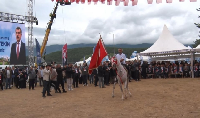 Milli Eğitim Bakanı Tekin Bursa'da Büyük Erzurum Yayla Şenliği'ne katıldı