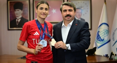 Milli tekvandocu Hatice Kübra İlgün madalya sevincini Başkan Yılmaz'la paylaştı