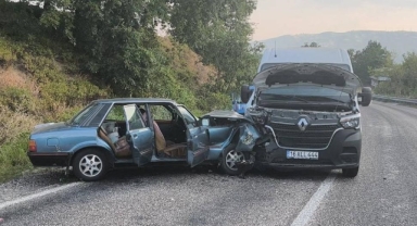 Minibüs ile otomobil çarpıştı 2 yaralı