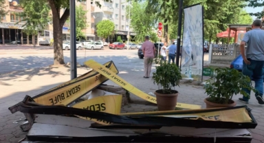 Minibüs iş yerine çarptıktan sonra boş arsaya girdi