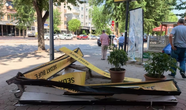 Minibüs iş yerine çarptıktan sonra boş arsaya girdi
