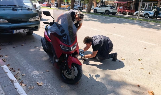 Motosikleti aldı plakanın sahte olduğunu polis kontrolünde öğrendi