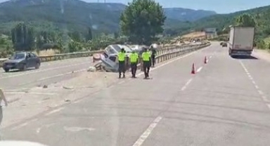 Orta refüje saplanan iki araç bariyerlerin arasında sıkıştı