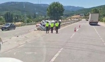 Orta refüje saplanan iki araç bariyerlerin arasında sıkıştı