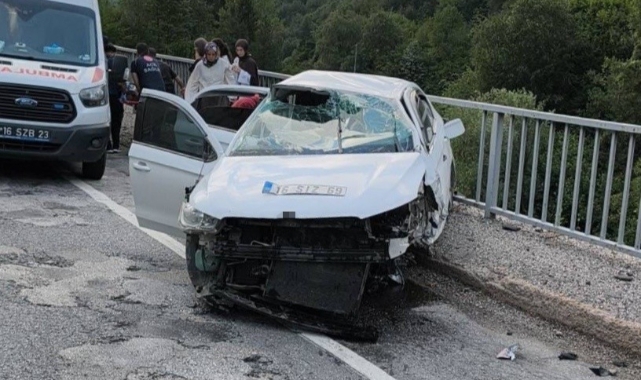 Otomobil bariyerlere çarptı: 5 yaralı