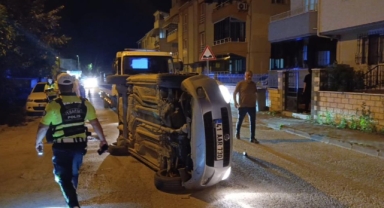 Park halindeki otomobile çarpıp yan yattı