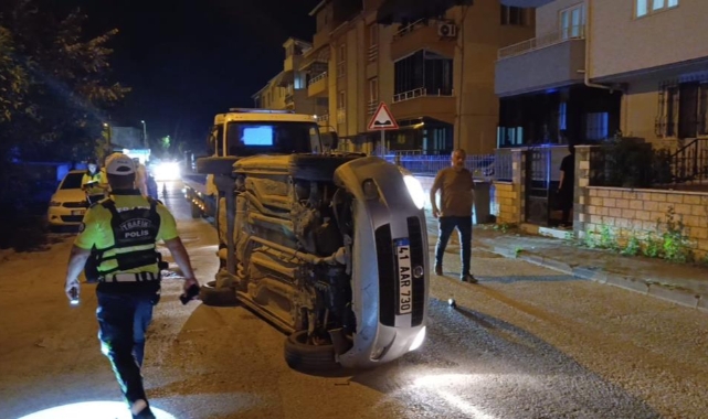Park halindeki otomobile çarpıp yan yattı