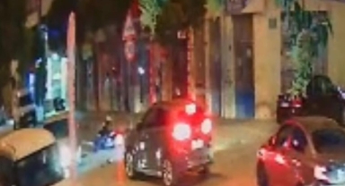 Park yerinden çıkan otomobile çarpan motosikletli yaralandı