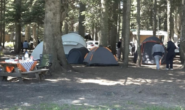 Sıcaktan bunalanlar Uludağ'a çadır kurdu