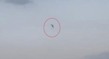 Şiddetli rüzgara yakalanan paraşütçüler zeytinliğe indi