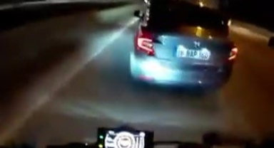 Sollamak isterken otomobile çarptı 2 kişi ölümden döndü