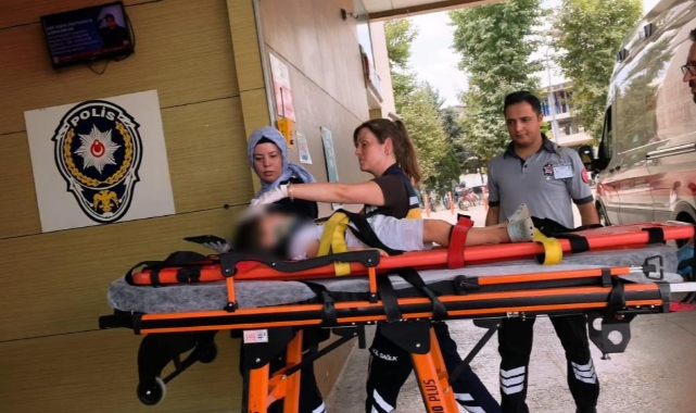 Sürgülü demir kapının altında kalan küçük çocuk ağır yaralandı