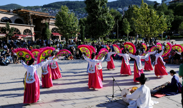 Tarihi Hanlar Bölgesi'nde halk dansları şöleni