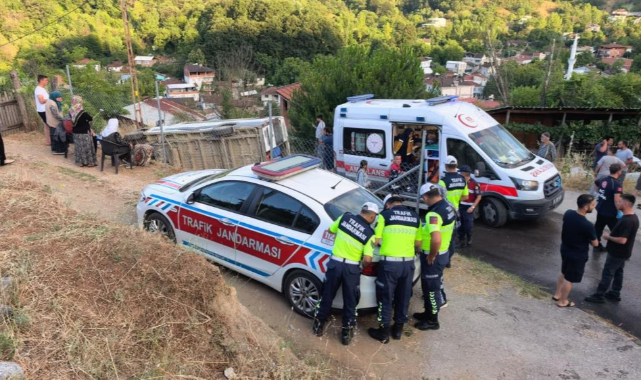 Tarım işçilerini taşıyan servis devrildi 6 işçi yaralı