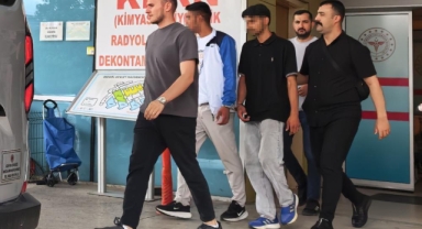 Tekme tokat dövdükleri gencin kolyesini çalıp kaçtılar