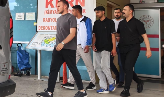 Tekme tokat dövdükleri gencin kolyesini çalıp kaçtılar