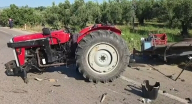 Traktör ile hafif ticari araç çarpıştı yaşlı çift yola savruldu