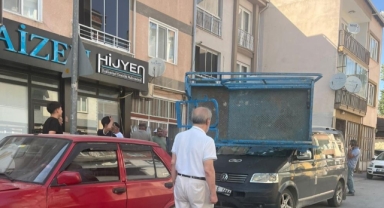 Yük asansörü minibüsün üzerine böyle devrildi
