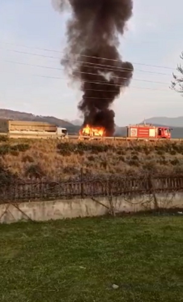 Otoyolda hafif ticari araç alev alev yandı
